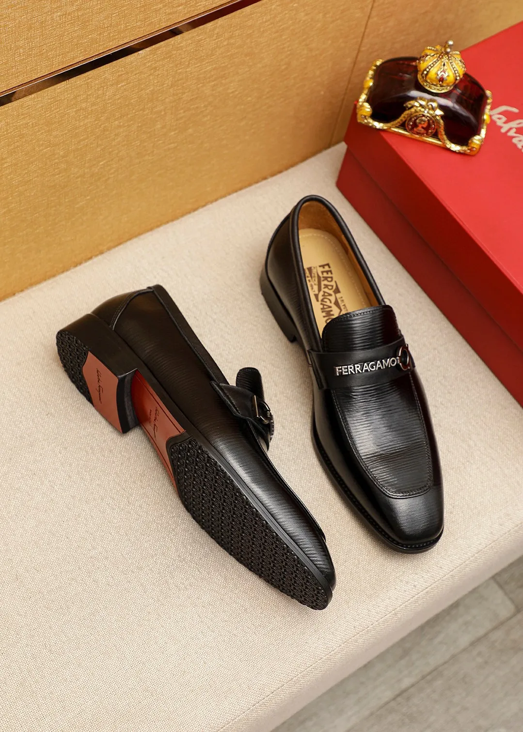 Men's shoes 💰460 💐 Product trademark: Ferragamo "Ferragamo" casual leather shoes Regular size: 38-44 (45.46🉑️customized) Product materials: Selected imported first-layer calfskin embossed upper + luxury hardware buckle, imported water-dyed cow leather lining. Strong three-dimensional visual effect, original outsole color: 1⃣️color optional